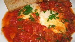 Яичница с томатной пастой