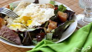 Яичница с тостами и салатом