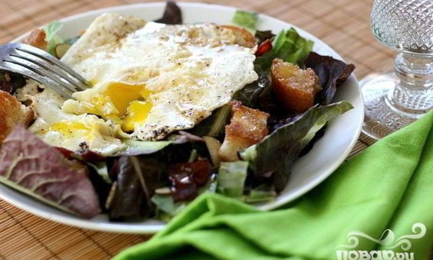 Рецепт яичница с тостами и салатом