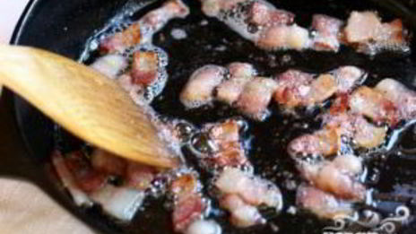 яичница с тостами и салатом