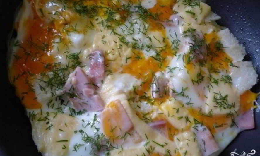 Рецепт яичница с ветчиной и сыром