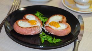 Яичница сердечком с сосиской