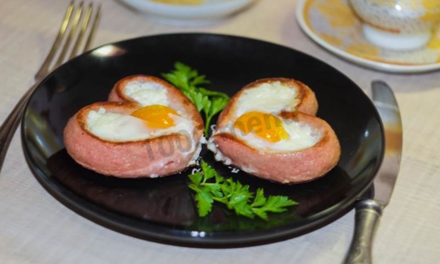 Рецепт яичница сердечком с сосиской