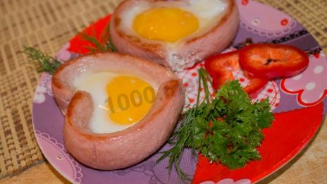 яичница сердечком с сосиской