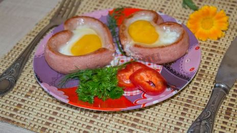 яичница сердечком с сосиской