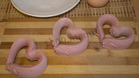 яичница сердечком с сосиской