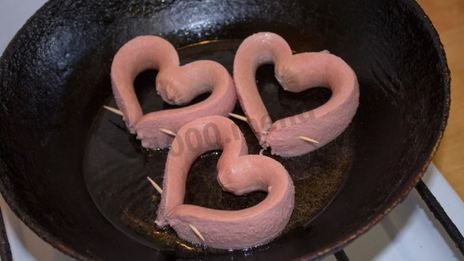 яичница сердечком с сосиской