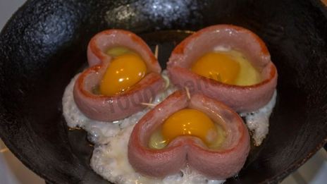 яичница сердечком с сосиской
