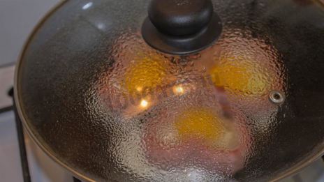 яичница сердечком с сосиской