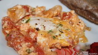 Яичница со сметаной