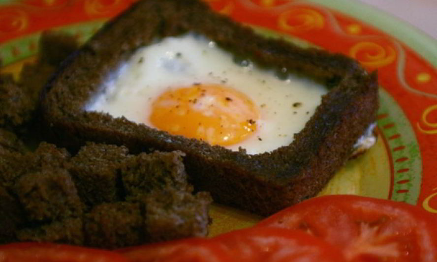Рецепт яичница солнышко в рамочке с гренками
