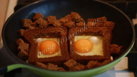 яичница солнышко в рамочке с гренками