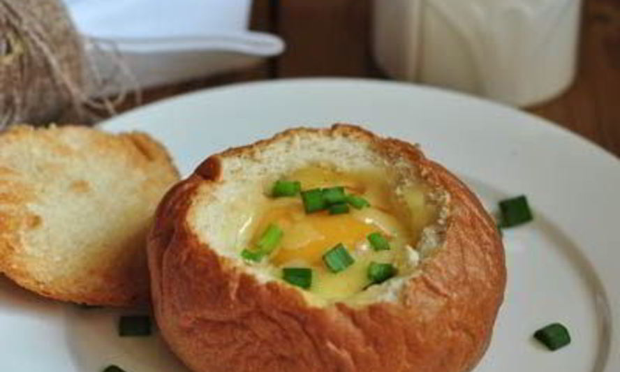 Рецепт яичница в булке с ветчиной