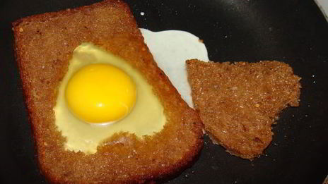 яичница в гренке