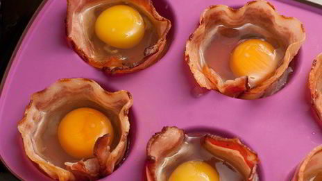 яичница в корзиночках из бекона