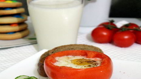 яичница в помидорах