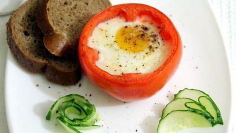 яичница в помидорах