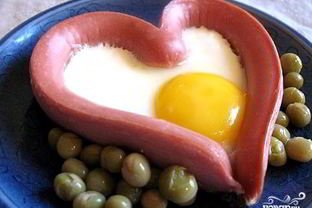 Яичница в сосиске сердечком