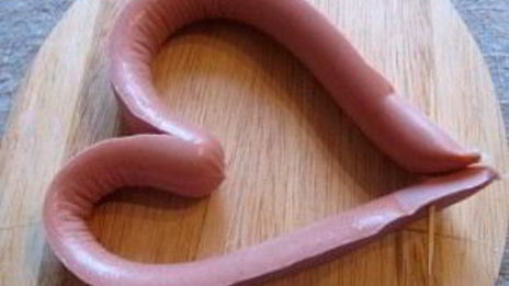 яичница в сосиске сердечком