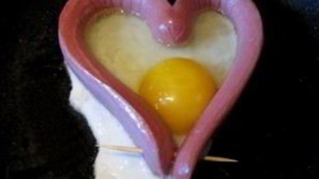 яичница в сосиске сердечком