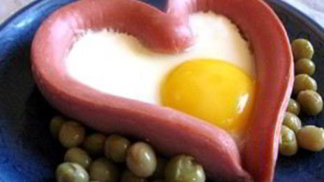 яичница в сосиске сердечком