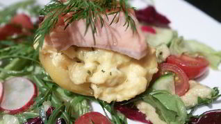 Запеченный картофель с яичницей-болтуньей и копченым лососем