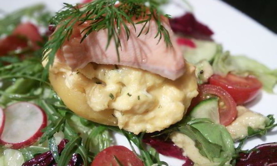 Рецепт запеченный картофель с яичницей-болтуньей и копченым лососем