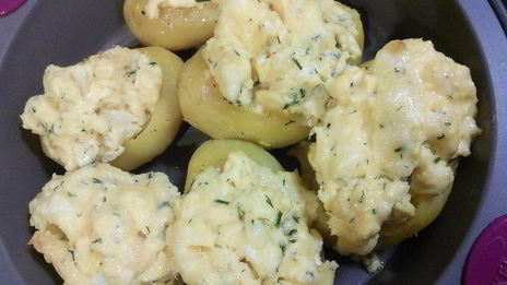 запеченный картофель с яичницей-болтуньей и копченым лососем