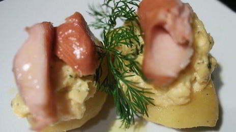 запеченный картофель с яичницей-болтуньей и копченым лососем