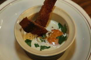 Яйца со сливками, запеченные в горшочках