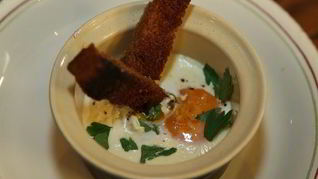 Яйца со сливками, запеченные в горшочках