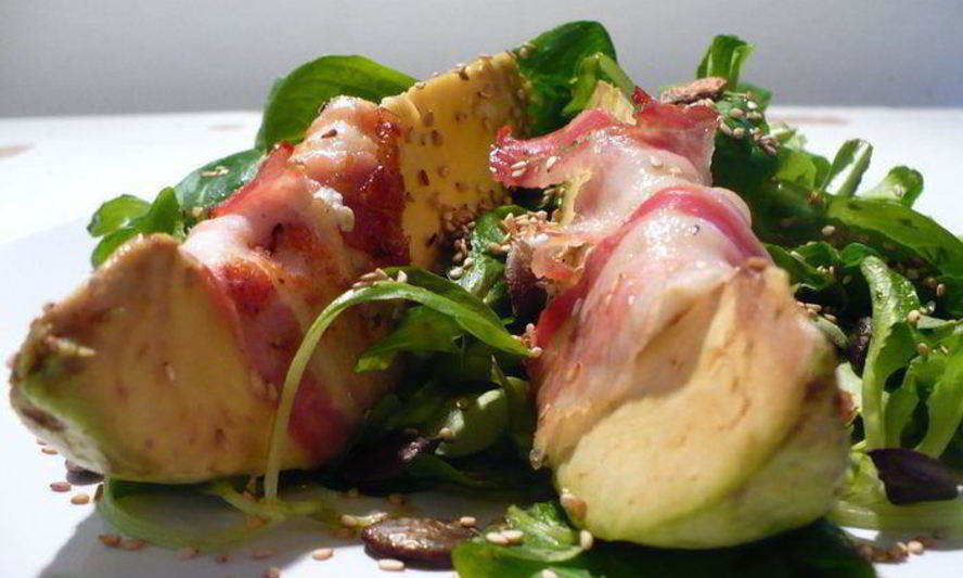 Рецепт закуска из авокадо, фаршированного мягким козьим сыром, с прошутто на подушке из полевого салата