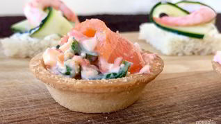 Закуска из красной рыбы и креветок