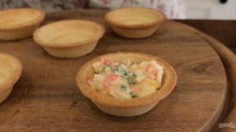 закуска из красной рыбы и креветок