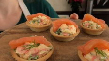 закуска из красной рыбы и креветок