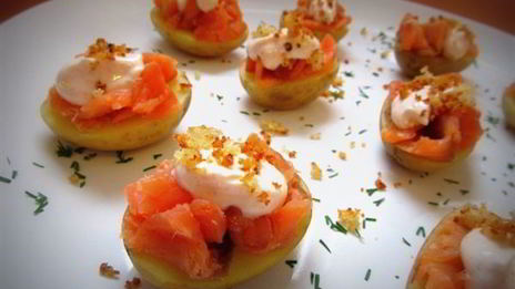 закуска из молодого картофеля с копченой горбушей