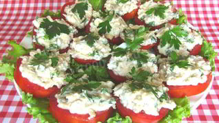 Закуска из печени трески и помидоров