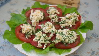 Закуска из помидоров под сыром