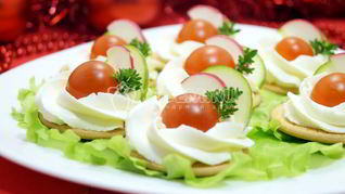 Закуска на крекерах Праздничная