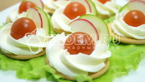 закуска на крекерах праздничная