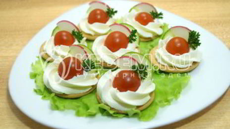 закуска на крекерах праздничная