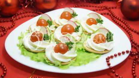 закуска на крекерах праздничная