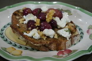 Закуска с козьим сыром, виноградом и грецкими орехами