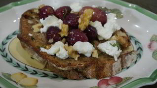 Закуска с козьим сыром, виноградом и грецкими орехами