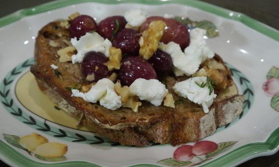 Рецепт закуска с козьим сыром, виноградом и грецкими орехами