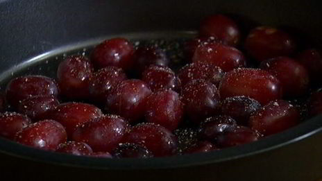 закуска с козьим сыром, виноградом и грецкими орехами