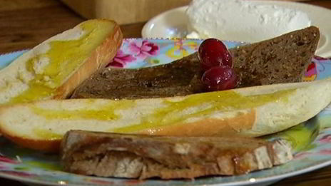 закуска с козьим сыром, виноградом и грецкими орехами