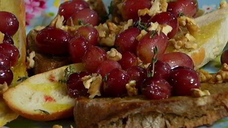 закуска с козьим сыром, виноградом и грецкими орехами