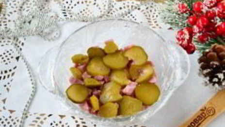 двухцветное заливное с ветчиной и маринованными огурцами