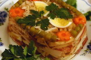 Заливное из курицы с зеленым горошком